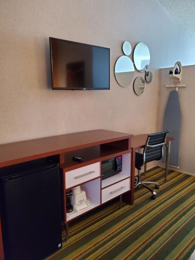 Howard Johnson By Wyndham Phoenix Airport/Downtown Area Exterior foto